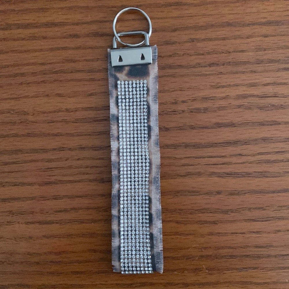 ✨Fashionable wristlet/keychain!✨